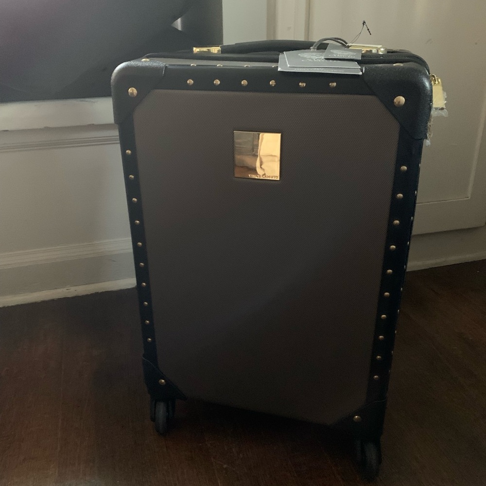 Vince Camuto carry on spinner luggage